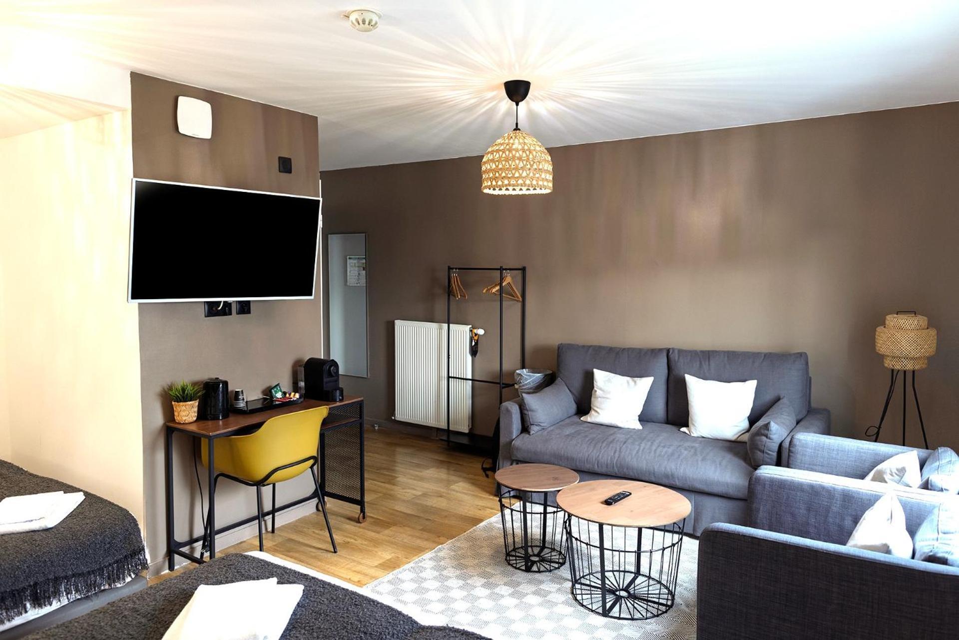 Hotel In 13